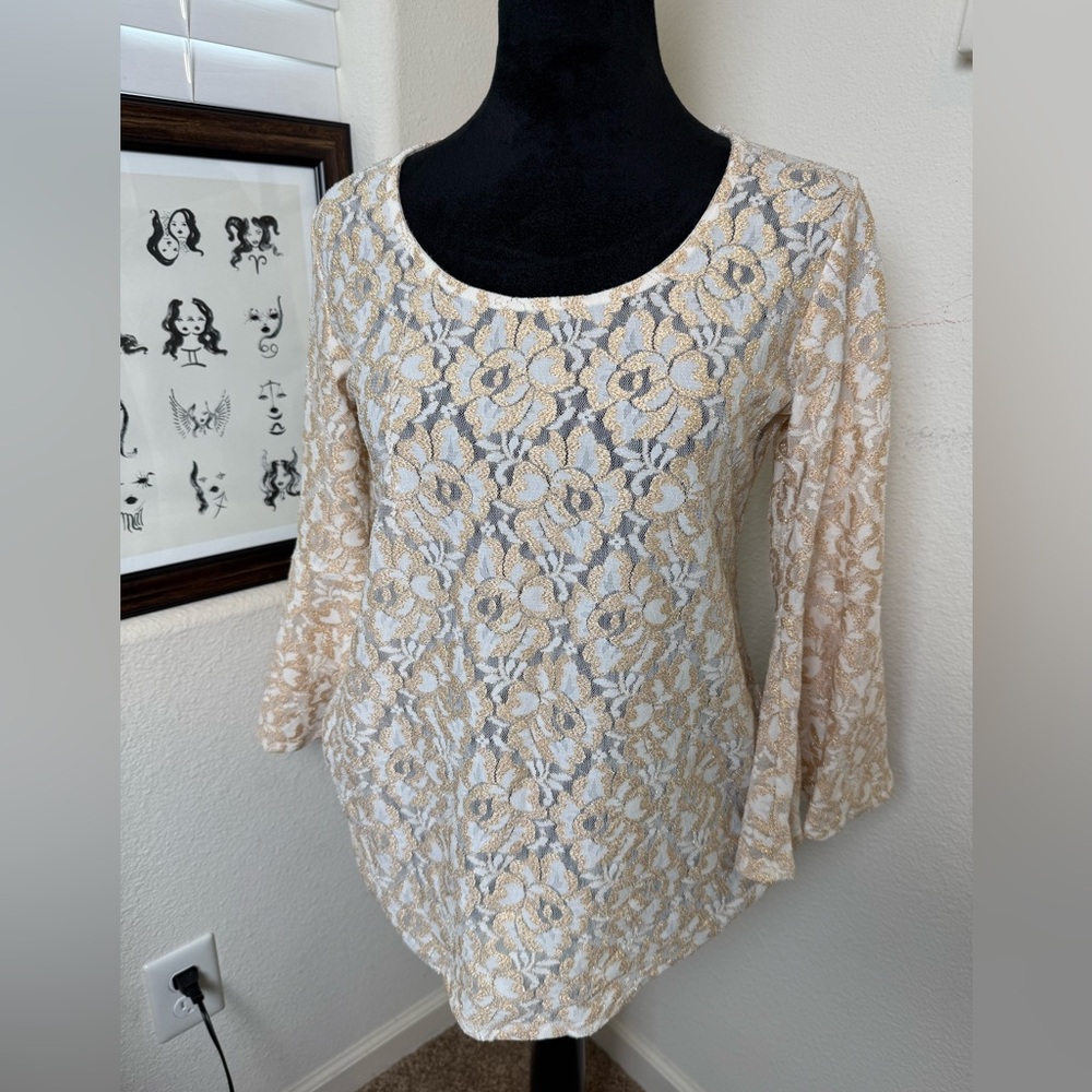 Bobeau bell sleeve‎ lace top